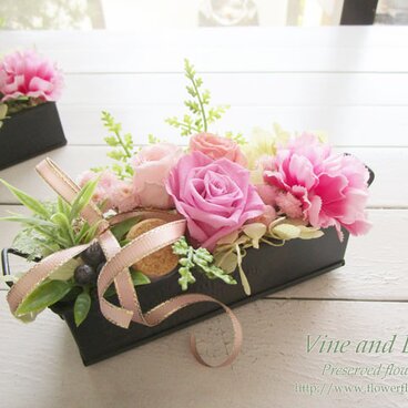 プリザーブドローズのブリキアレンジ（ライラックピンク）[F211026]～母の日ギフトや記念日、お祝いに～