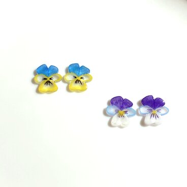 小さなビオラのツヤツヤピアス / イヤリング