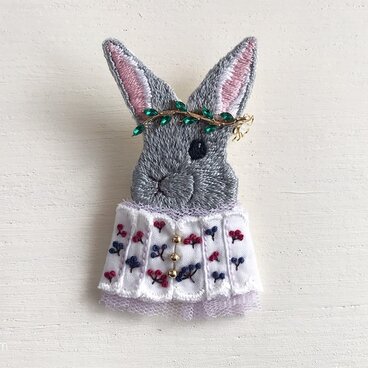 高貴な動物刺繍ブローチ4【ウサギ】