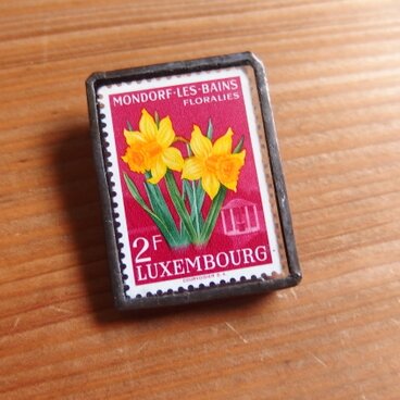 ヴィンテージ切手のブローチ - ルクセンブルク スイセン