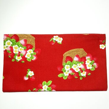 【マスクケース】プリーツ型マスク用　不織布マスク用　大人用　いちご柄　赤