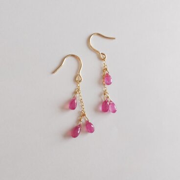 ピンクサファイアの花びらピアス