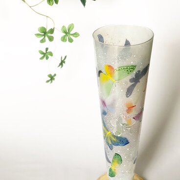 本格派の本格派のビールグラス・舞い踊るパピヨン