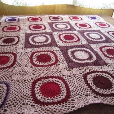 蒲萄色のモチーフつなぎマルチカバー