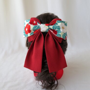 髪飾り 縮緬 Wリボン・はいからさん(モダン椿・クリーム地&深赤)着物・袴・浴衣・卒業式・和装小物　　　　　