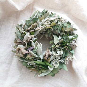 ラムズイヤーとクリスマスローズのリース