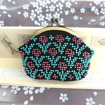 花のがま口　花模様　ビーズ編み込み　ビーズがま口　財布　小物整理　ギフト　プレゼント