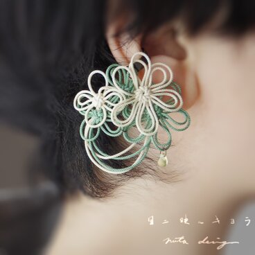かたっぽイヤーカフ「目ニ映ルキヨラ」（アイボリー×淡緑）