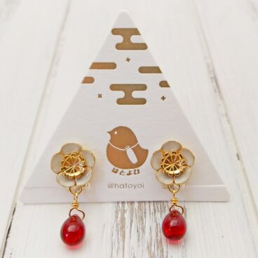 梅の花のイヤリング（白）