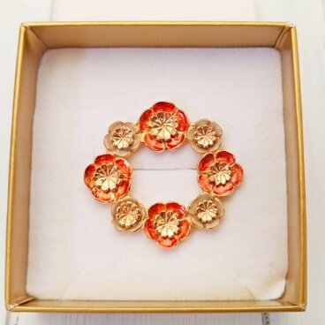 梅の花のブローチ（紅白）