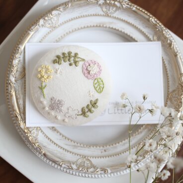 お花のリース刺繍ブローチ 5cm
