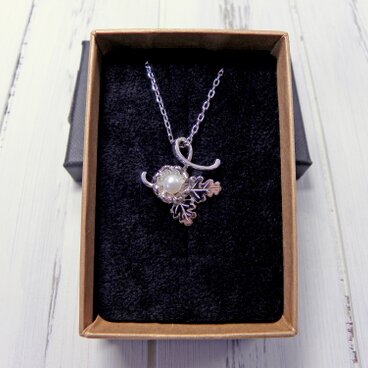 菊の一輪ペンダント（ロジウムメッキ）