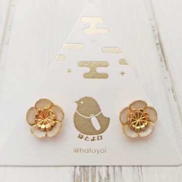 梅の花のピアス（白）