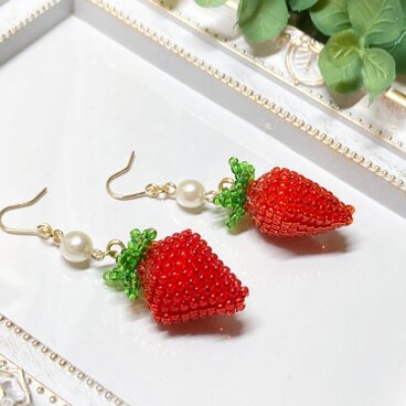 いちごとパールの揺れるピアス