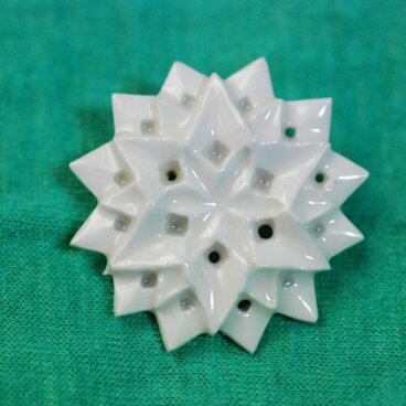 ブローチ六角星　白　M