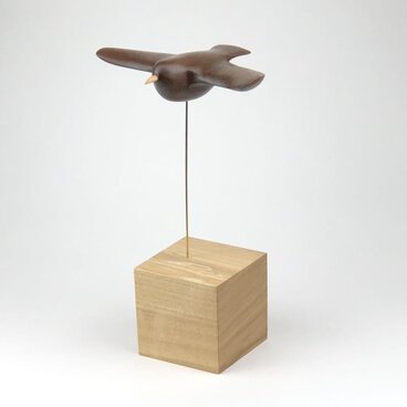 飛んでいる小鳥　ウォールナット台（セン）、棒　付き