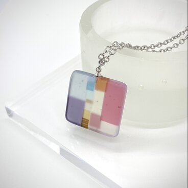 ネックレス　しかく　ピンク.クリア.パープル他