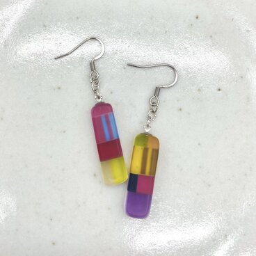 アシンメトリーピアス　少しビビット