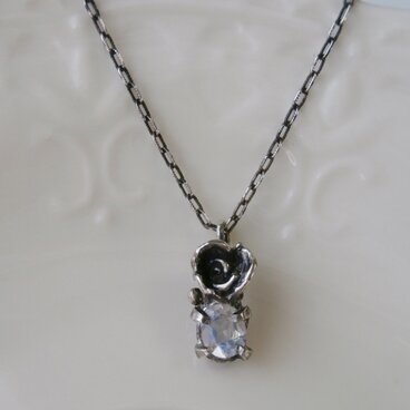 白薔薇のネックレス