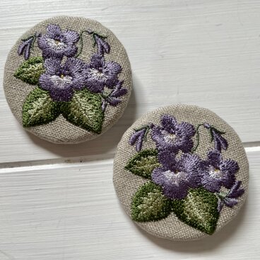 すみれ　刺繍のブローチ　丸　リネン　50ﾐﾘ