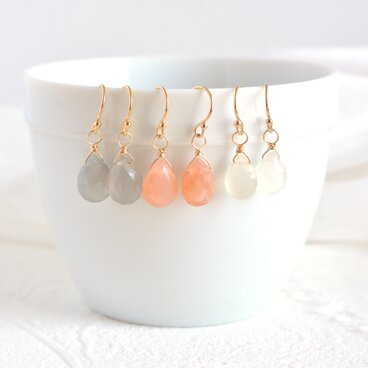 14KGF ムーンストーン 一粒 ピアス・6月誕生石・シンプル ティアドロップ・小さめ 天然石 フックピアス・雫型