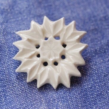 ブローチ薬師草の花　白