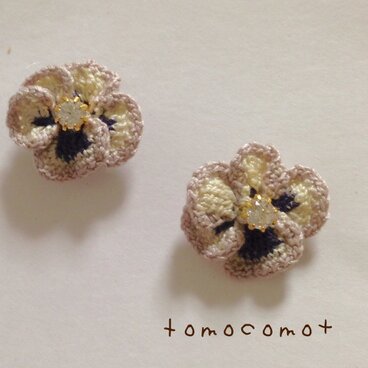レース編みパンジーの一輪ピアス（ヌーディーカラー）