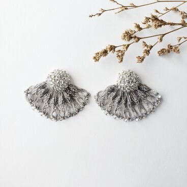 フリルレース　ガラスビーズ　イヤリングorピアス(シルバー)No.21-0802