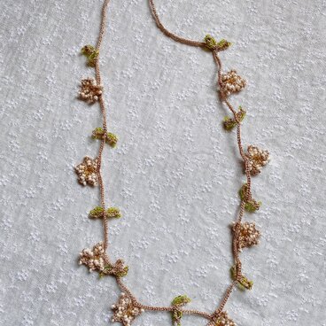 シルクタッチのポリエステル糸で編んだネックレス