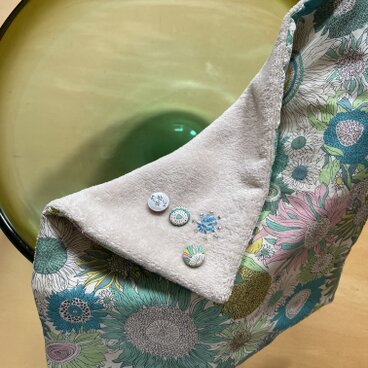 リバティくるみボタン飾りのハンドタオル