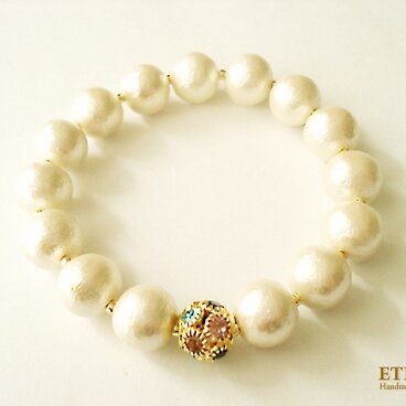 七色チャームとコットンパールのブレスレット