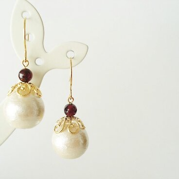大粒コットンパールxガーネットのひとつぶピアス