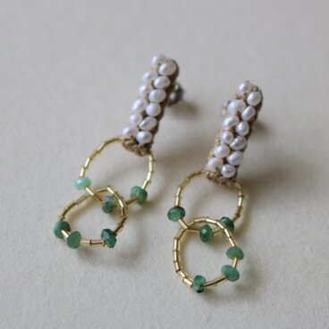 糸と鉱物　ピアスorイヤリング　淡水パールとエメラルド　(it-e044)　