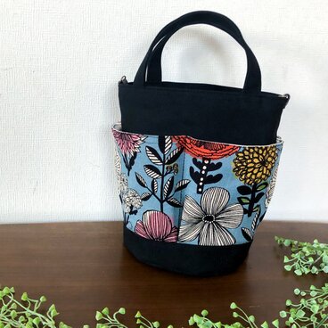 国産帆布のポケットいっぱい丸底バケツ型トート Flower bloom×ブラック