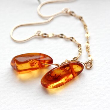 【14kgf】天然バルティックアンバー一粒ロングピアス