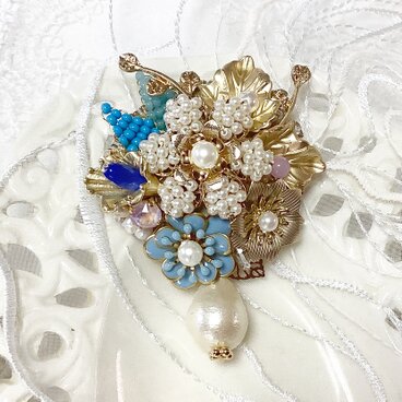 ビーズ刺繡　きらきらフラワーブローチ