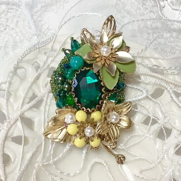 ビーズ刺繡　エメラルドグリーンのブローチ