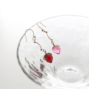 いちごちゃん イヤリング ピアス PG レッド 　ピンク　オリジナル　小さい　優しい　ピンクゴールド　シルバー　ストロベリー