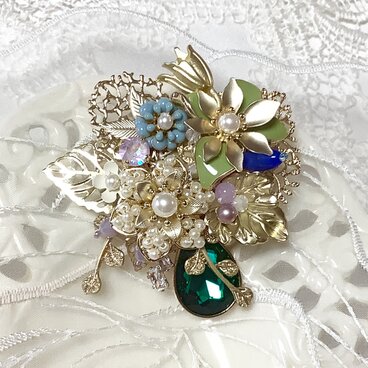 ビーズ刺繡　エメラルドグリーンのフラワーブローチ