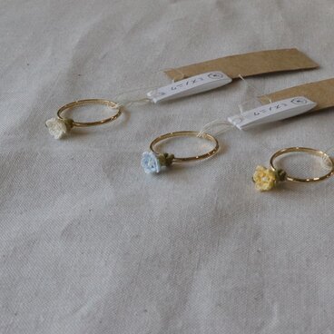 ちょこんと小花の指輪_ライトブルー(12号）