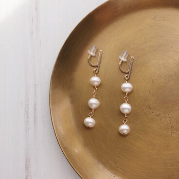 ＜イヤリング＞シンプルラインイヤリング×3連パール