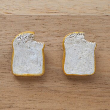 かじられた食パンの陶土ブローチ