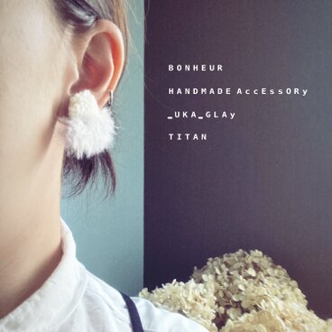 手刺繍ピアス　ー羽化ー　gray　