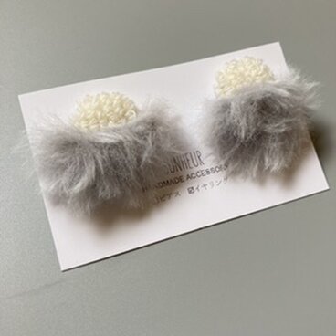 手刺繍イヤリング　ー羽化ー　gray　真下ファー