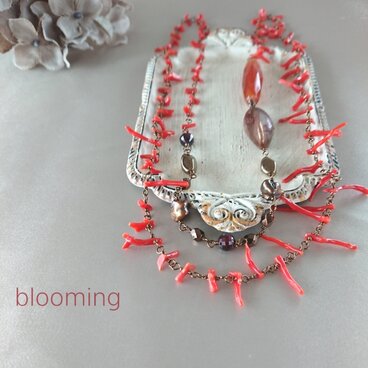 自然色のサルディニア枝珊瑚・アゲート・淡水パール・ガーネット・チェコビーズの赤いロングネックレス：天然石