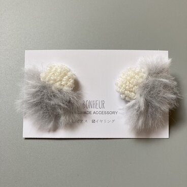 手刺繍イヤリング　ー羽化ー　gray　斜めファー