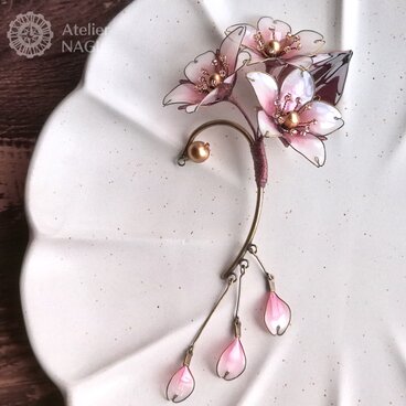 ショートヘアにも桜のイヤーフック