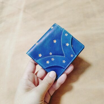 高級ヌメ革　手染めの札入れ　星柄★　ロイヤルブルー