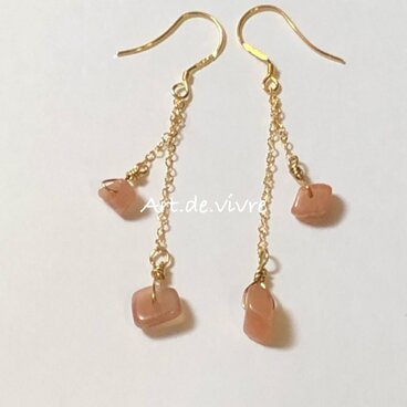 「サンストーン」のフルフル揺れるハートチェーンロングピアス