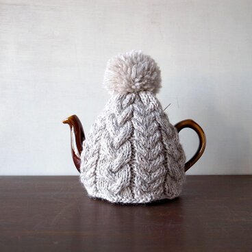 ケーブル模様のポンポン付きティーコゼー・オートミール●受注生産●